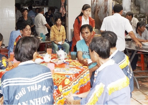 Đi hái rau cùng mẹ, cậu bé 13 tuổi bị sét đánh chết