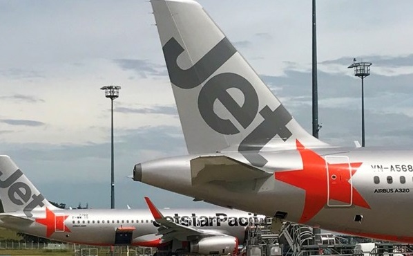 MÁY BAY CỦA HÃNG JETSTAR PACIFIC CHỞ 180 HÀNH KHÁCH BỊ SÉT ĐÁNH TẠI SÂN BAY VINH