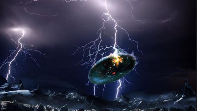 [Video] Vật thể lạ giống UFO bị tia sét cực mạnh đánh trúng rơi tại Pháp