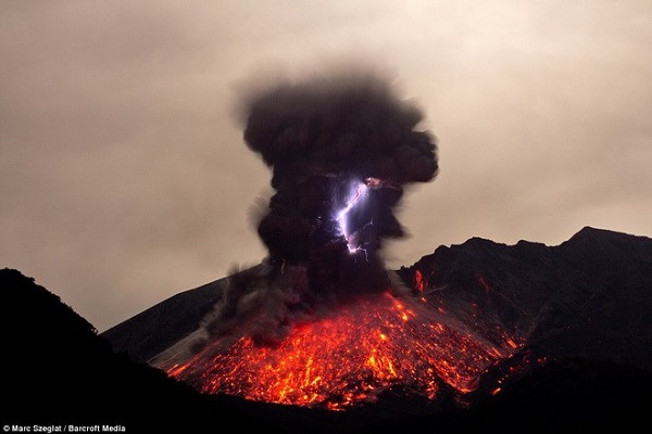 Hiện tượng sét cực hiếm trong núi lửa Sakurajima Nhật Bản