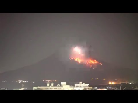 Núi lửa Sakurajima phun sét sát nách nhà máy hạt nhân Nhật