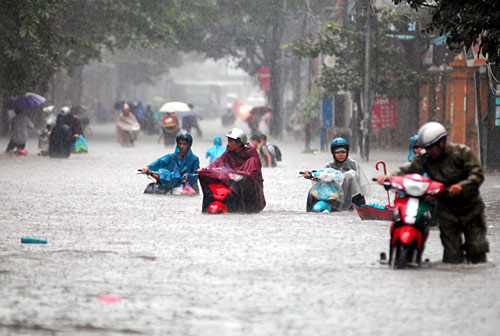 Hà Nội mưa giông, Sài Gòn tiếp tục nắng nóng