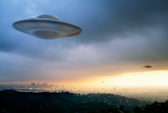 UFO bí ẩn xuất hiện trong cơn bão sét gây sốt cộng đồng mạng