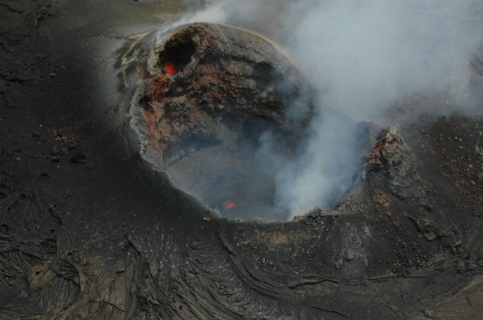 Ngọn núi lửa lớn nhất thế giới Mauna Loa đang rục rịch hồi sinh