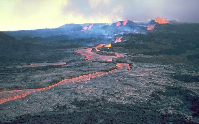 Ngọn núi lửa lớn nhất thế giới Mauna Loa đang rục rịch hồi sinh